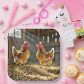 Assiettes En Carton Poulets portant des lunettes de vue dans une grang (Fête)