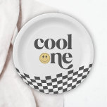 Assiettes En Carton Premier anniversaire du cool One Boy À damiers Rét<br><div class="desc">Un mec cool en tourne un ! Célébrez votre grand jour de petits garçons avec nos assiettes jetables rétro à damiers visage heureux,  avec des dames ondulées et un visage heureux rad.</div>