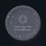 Assiettes En Carton Premier Voyage Céleste De La Marine Autour Du Sole<br><div class="desc">Un arrière - plan de marine avec étoiles et motif de lune autour de l'extérieur. À l'intérieur du design se trouve un contour de soleil,  avec la typographie "premier voyage autour du soleil" portant le nom de votre enfant. Parfait pour la fête de votre petit-fils !</div>