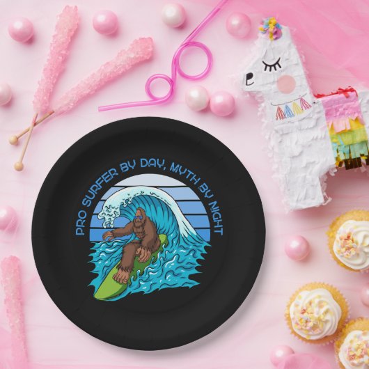 Assiettes En Carton Pro By Day, Myth By Night Surfing Bigfoot (Fête)