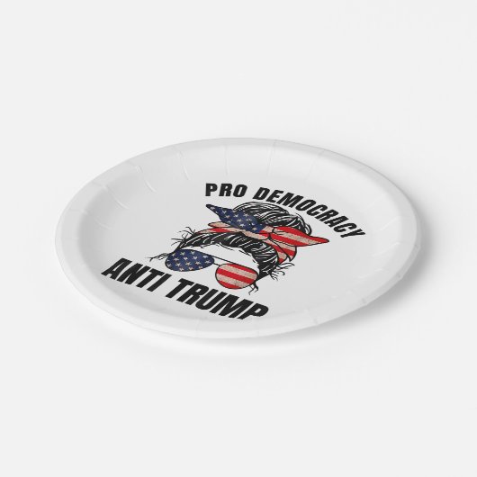Assiettes En Carton Pro Democracy - Anti Trump Messy Bun drapeau améri (Angle)