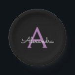 Assiettes En Carton Purple Black Script Girl Nom du monogramme<br><div class="desc">Monogramme violet et noir Ajoutez votre propre nom Plaques de partie de script. Cela rend le cadeau parfait pour 16 ans,  mariage,  douche nuptiale,  anniversaire,  baby shower ou bachelorette pour quelqu'un qui aime le luxe glam et les styles chic.</div>