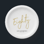 Assiettes En Carton Quatre-vingts Gold Lettering 80th Birthday Party<br><div class="desc">Cette plaque de papier sur mesure ajoutera des détails élégants à la fête du 80e anniversaire d'or. Ce design est doté d'un script de brosse chic simple "Eighty" avec du texte personnalisé. Des invitations à 80e anniversaire et des fournitures de fête sont disponibles dans ma boutique BaraBomDesign.</div>