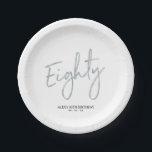 Assiettes En Carton Quatre-vingts Silver Lettering 80th Birthday Party<br><div class="desc">Cette plaque de papier sur mesure ajoutera des détails élégants à une fête moderne de 80e anniversaire. Ce design est composé d'un simple script de brosse argentée chic "Eighty" avec du texte personnalisé. Des invitations à 80e anniversaire et des fournitures de fête sont disponibles dans ma boutique BaraBomDesign.</div>