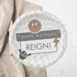 Assiettes En Carton Rad Cool Dude Boys Plaque papier d'anniversaire<br><div class="desc">Accrochez-vous avec cette assiette de fête pour garçons inspirée du skater,  avec des visages joyeux,  des motifs stellaires et des composants audacieux. Chaque élément de ce design peut être customisé en couleur pour répondre à vos besoins.</div>