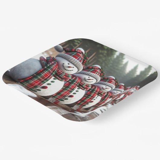 Assiettes En Carton Rangée de Snowmen portant des Écharpes Tartan (Angulaire)