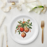 Assiettes En Carton Red Christmas Baubles avec Holly Festive<br><div class="desc">Plaques en papier avec illustration de style vintage. 3 boules de Noël rouges entourées de saints verts et de baies. Design rétro élégant.</div>