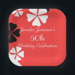 Assiettes En Carton Red Floral 50th Birthday Party Simple Carré<br><div class="desc">Un arrière - plan rouge vif aux fleurs noires et blanches orne cette plaque de papier sobre, minimaliste et florale pour fêtes d'anniversaire. Bien que la valeur par défaut indique "50e anniversaire", vous pouvez facilement modifier le texte pour le nom, le nombre d'années et l'événement. Choisissez carré ou rond. Très...</div>