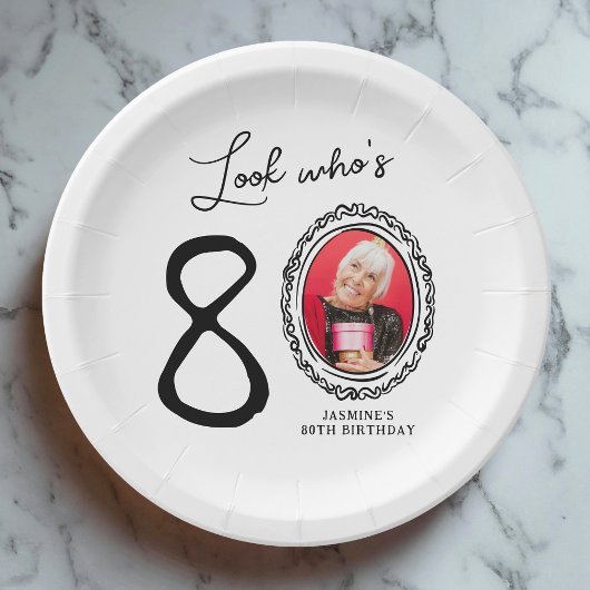 Assiettes En Carton Regardez qui est 80e photo anniversaire