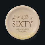 Assiettes En Carton Regardez qui est Elegant Gold 60th Birthday Party<br><div class="desc">Elégant design de plaques de peinture en feuille d'or Faux. Elégante parties scintillant en or Faux tout le texte est réglable et facile à changer pour vos besoins de fête.</div>