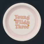 Assiettes En Carton Retro Floral 3e anniversaire Young Wild & Three<br><div class="desc">Plaques en papier rose "jeune sauvage & trois" pour un thème floral rétro fête de troisième anniversaire.</div>