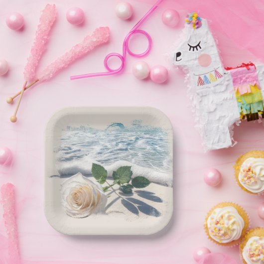 Assiettes En Carton Rose Blanche Sur Le Sable De Plage (Fête)