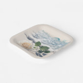 Assiettes En Carton Rose Blanche Sur Le Sable De Plage (Angulaire)