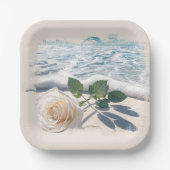 Assiettes En Carton Rose Blanche Sur Le Sable De Plage (Recto)