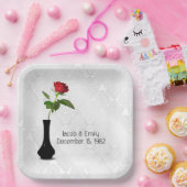 Assiettes En Carton Rose Rouge Dans Le Vase Sur Damas Blanc (Fête)