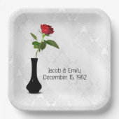 Assiettes En Carton Rose Rouge Dans Le Vase Sur Damas Blanc (Recto)