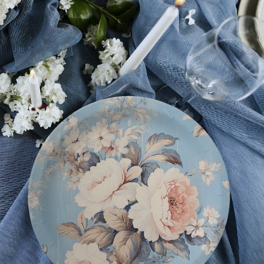 Assiettes En Carton Roses blanches sur Arrière - plan bleu rustique