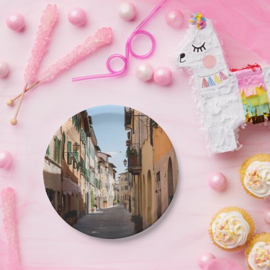 Assiettes En Carton Rue étroite avec de vieilles façades dans le villa (Fête)