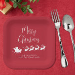 Assiettes En Carton Santas Sleigh Red Christmas Party<br><div class="desc">Plaques de papier rouge et blanc de saison pour vos fêtes de Noël et décor de table avec une silhouette de traîneau Père Noël tiré par des rennes volant à travers l'air,  "Joyeux Noël" dans un script moderne et votre nom ou événement en simple typographie.</div>