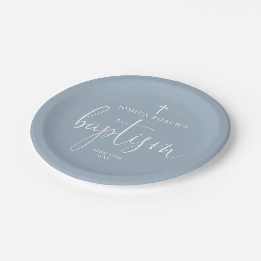 Assiettes En Carton Script élégant moderne Dusty Baptême bleu (Angle)