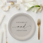 Assiettes En Carton Script gris moderne mariage contemporain<br><div class="desc">Typographie moderne classe audacieuse mariage pour décor plaque en papier. Avec une typographie simple et moderne. La couleur beige grise peut être customisée.</div>
