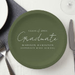 Assiettes En Carton Script manuscrit moderne Olive Green Graduation<br><div class="desc">Élevez votre décor de fête de remise de diplômes avec nos assiettes de finition élégantes! Dotés d'un chic script blanc manuscrit et d'un arrière - plan vert olive, ces plaques en papier ajoutent une touche de sophistication à votre célébration. Personnalisez-les avec le nom du diplômé, l'année de diplôme et le...</div>