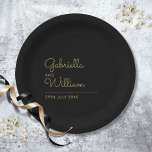 Assiettes En Carton Script Noir Et Or Simple Et Élégant<br><div class="desc">Un design classique qui présente les noms du couple heureux dans un élégant script doré au-dessus de la date spéciale sur un arrière - plan noir. Conçu par Thisisnotme©</div>