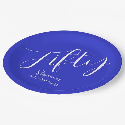 Assiettes En Carton Script simple moderne Royal Blue 50th Birthday (Angle)