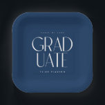 Assiettes En Carton Simple moderne Type Blue Graduation Party<br><div class="desc">Les plaques de papier chic,  élégantes et simples de graduation sont de type moderne simple sur un arrière - plan bleu avec le nom du diplômé et la classe de graduation.</div>