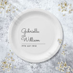 Assiettes En Carton Simple Script minimaliste Mariage noir et blanc<br><div class="desc">Un design classique qui présente les noms du couple heureux dans un script élégant au-dessus de la date spéciale. Parfait pour les fêtes mariages,  fiançailles et d'anniversaire. Conçu par Thisisnotme©</div>
