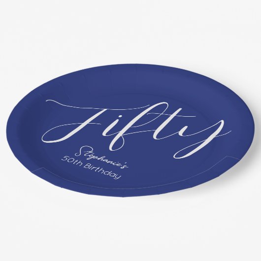 Assiettes En Carton Simply Modern Script Marine Blue 50th Birthday (Angle)