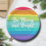 Assiettes En Carton Sois Joyeux et lumineux Rainbow Custom Christmas P<br><div class="desc">Belles serviettes en papier arc-en-ciel de Noël aux couleurs assez audacieuses qui se lit Be Joyeux and Bright. Décor de vacances à thème gay pride gai pour une famille LGBTQ.</div>