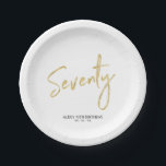 Assiettes En Carton Soixante-dix Gold Lettering 70th Birthday Party<br><div class="desc">Cette plaque de papier sur mesure ajoutera des détails élégants à la fête du 70e anniversaire d'or. Ce design est doté d'un script de brosse chic simple "Soixante-dix" avec du texte personnalisé. Des invitations à 70e anniversaire et des fournitures de fête sont disponibles dans ma boutique BaraBomDesign.</div>