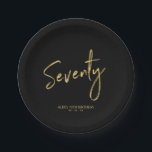Assiettes En Carton Soixante-dix Gold Lettering 70th Birthday Party Pa<br><div class="desc">Cette plaque de papier sur mesure ajoutera des détails élégants à la fête du 70e anniversaire d'or. Ce design est doté d'un script de brosse chic simple "Soixante-dix" avec du texte personnalisé. Des invitations à 70e anniversaire et des fournitures de fête sont disponibles dans ma boutique BaraBomDesign.</div>