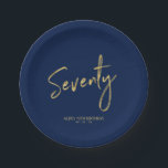 Assiettes En Carton Soixante-dix Gold & Navy Lettering 70th Birthday P<br><div class="desc">Cette plaque de papier sur mesure ajoutera des détails élégants à la fête du 70e anniversaire d'or. Ce design est composé d'un simple script de brosse chic "Soixante-dix" avec du texte personnalisé sur un arrière - plan bleu marine. Des invitations à 70e anniversaire et des fournitures de fête sont disponibles...</div>