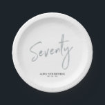 Assiettes En Carton Soixante-dix Silver Lettering 70th Birthday Party<br><div class="desc">Cette plaque de papier sur mesure ajoutera des détails élégants à une fête moderne de 70e anniversaire. Ce design comprend un script de brosse argenté chic simple "Soixante-dix" avec du texte personnalisé. Des invitations à 70e anniversaire et des fournitures de fête sont disponibles dans ma boutique BaraBomDesign.</div>