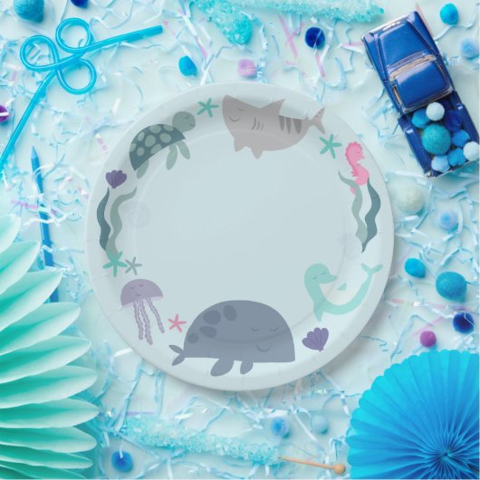 Assiettes En Carton Sous L'Invitation D'Anniversaire De La Mer (Fête)