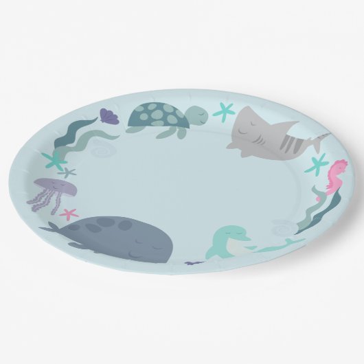 Assiettes En Carton Sous L'Invitation D'Anniversaire De La Mer (Angle)