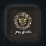Assiettes En Carton Sparkle Menorah Hanoukka<br><div class="desc">Le design de la fête Hanoukka avec une menorah or et des éclats d'argent et d'or sur un arrière - plan noir.</div>