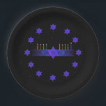 Assiettes En Carton Star Bar Menorah<br><div class="desc">Pour votre parti Chanukkah. Une image fractale violette et bleue,  avec un Magen David (Étoile de David),  au milieu,  comme un Chanukkah menorah. Tout sur un arrière - plan de starfield. Cette image est aussi disponible sur les invitations du parti Chanukkah et beaucoup d'autres articles.</div>
