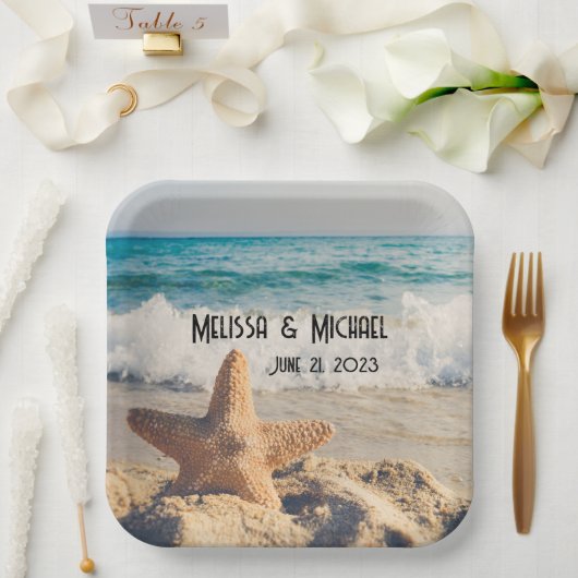 Assiettes En Carton Starfish sur une plage de sable Photo (Mariage)