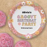 Assiettes En Carton Super Daisies Hippie Photo Girl'anniversaire<br><div class="desc">Une plaque en papier de fête d'anniversaire hippie, audacieuse, qui est parfaite pour la célébration de l'anniversaire d'une jeune fille. Le design super présente des marguerites colorées qui créent une bordure. Des lettres de style amusantes des années 1970 ajoutent une ambiance multicolore. Personnalisez cette plaque de papier mod party avec...</div>
