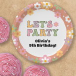 Assiettes En Carton Super Daisies Hippie Photo Girl'anniversaire<br><div class="desc">Une mignonne plaque de papier de fête d'anniversaire hippie à fleur qui est parfaite pour la célébration de toute jeune fille. Le design super comporte des marguerites multicolores qui créent une bordure. Des lettres de style amusantes des années 1970, avec "Faisons la fête", ajoutent une ambiance colorée. Personnalisez cette assiette...</div>