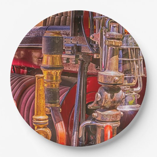 Assiettes En Carton Sur L'Ancien Camion À Feu (Devant)