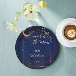 Assiettes En Carton Sur le Baby shower céleste de la Lune imprimé<br><div class="desc">Au-dessus de l'arc céleste Lune nuit étoilée Baby shower personnalisé monogrammed imprimé plaques modèle. Baby shower céleste neutre genre décor de table de baby shower table de table.</div>