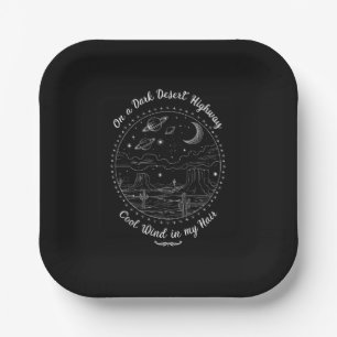 Assiettes En Carton Sur une route désertique sombre, voyage, montagne,