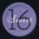 Assiettes En Carton Sweet 16 Purple Typographie Anniversaire<br><div class="desc">Un ballon violet avec le numéro de coutume 16 en noir superposé avec le mot "doux".</div>