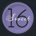 Assiettes En Carton Sweet 16 Purple Typographie Anniversaire<br><div class="desc">Un ballon violet avec le numéro de coutume 16 en noir superposé avec le mot "doux".</div>