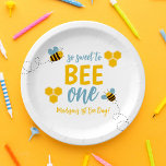 Assiettes En Carton Sweet to Bee Un 1er Jour d'Abeille fête d'annivers<br><div class="desc">Mignonne plaque de papier de fête de 1er anniversaire avec la phrase "So Sweet to Bee One" en lettrage bleu et jaune entouré d'illustrations d'abeilles volantes et de combs de miel. Personnalisez ces adorables plaques de papier de 1er anniversaire sur le thème de l'abeille avec le nom de votre enfant....</div>