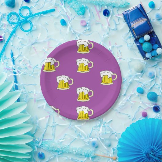 Assiettes En Carton Tasse à bière mousseuse sur violet (Fête)